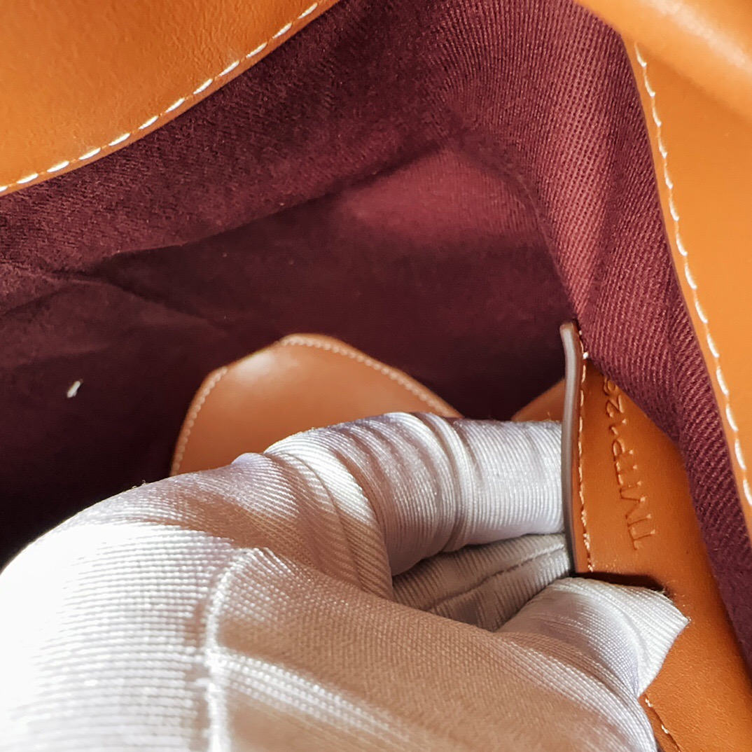 Burberry Classic Handbag With Shoulder & Crossbody Strap