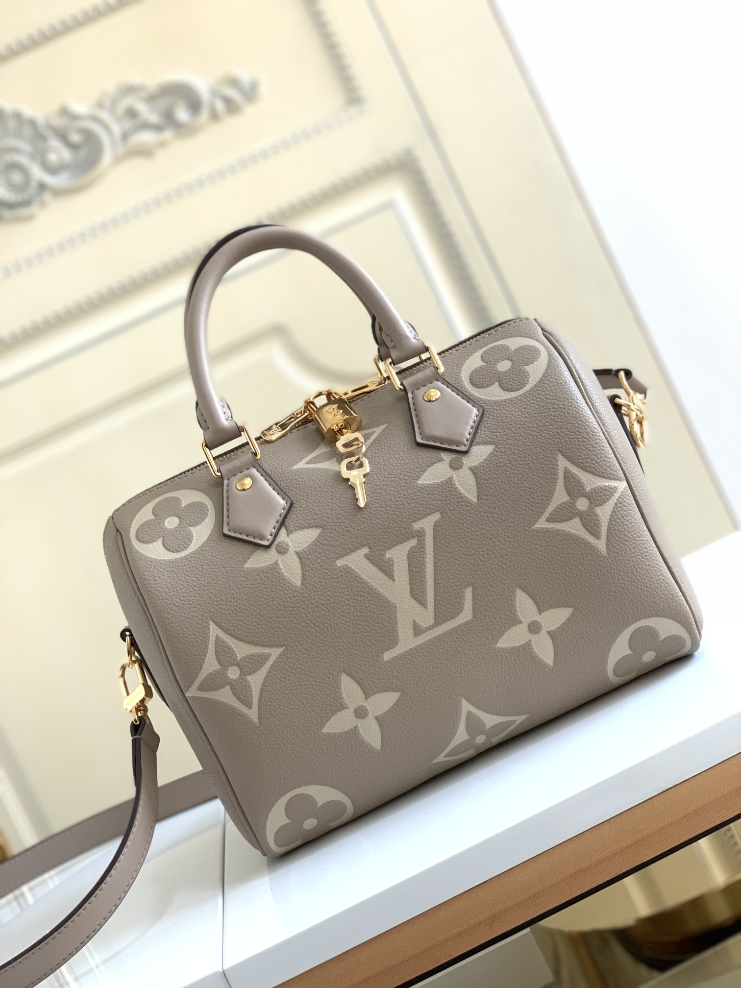 Louis Vuitton Stylish Versatile Leather Crossbody/Shoulder Bag