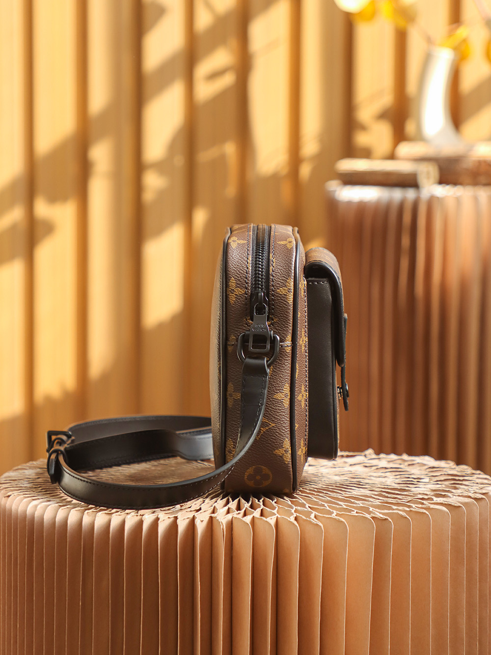 Louis Vuitton Classic Vintage-Style Square Leather Crossbody/Shoulder Bag