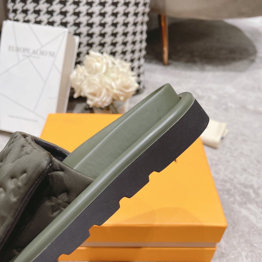 LV Fashionable Classic Versatile Leather Slippers