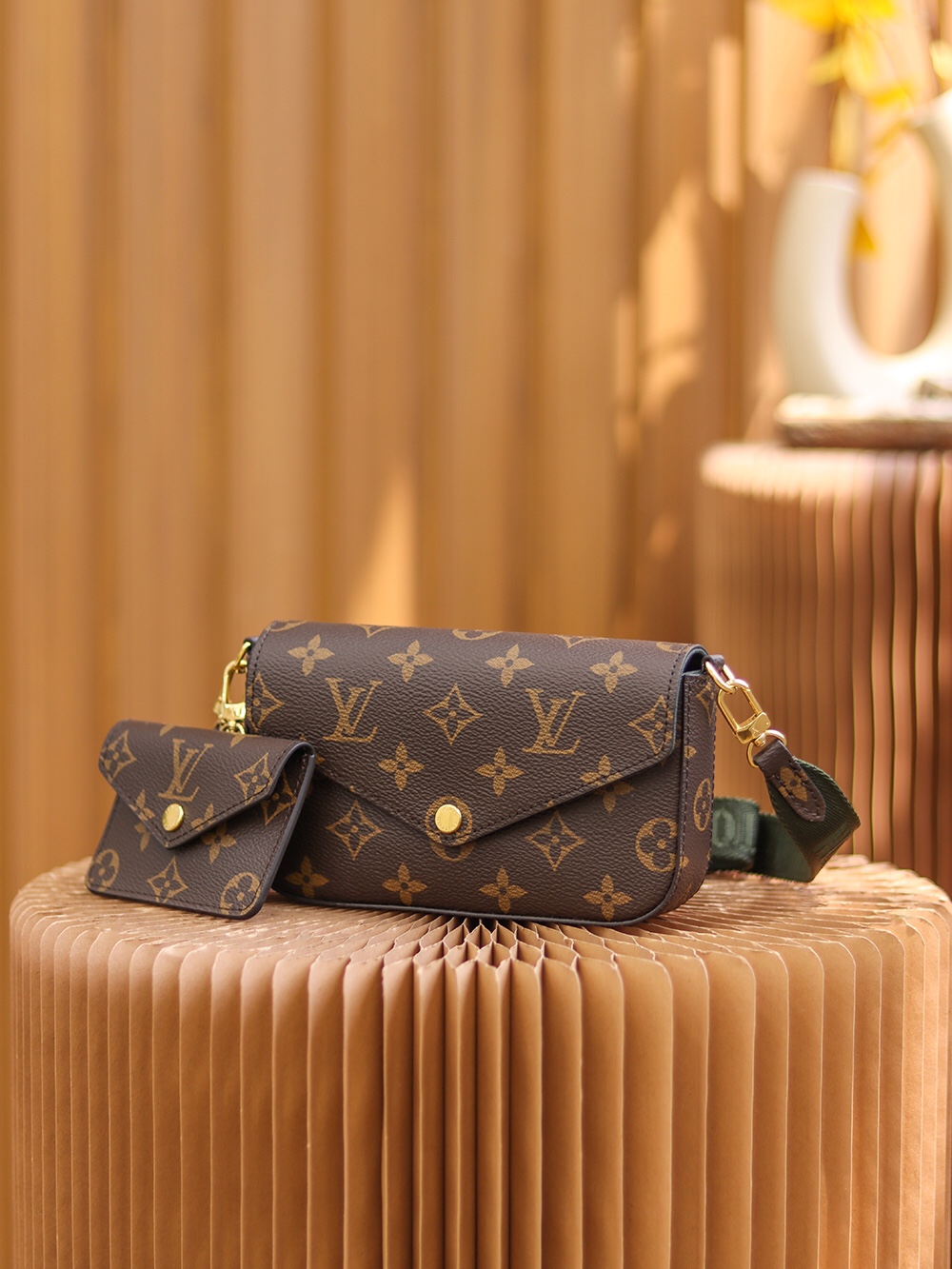 Louis Vuitton Classic Vintage-Inspired Crossbody/Shoulder Bag