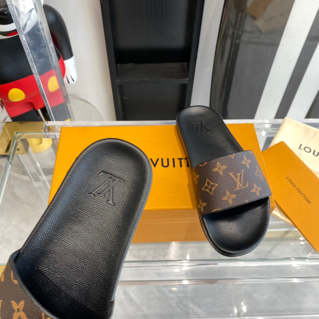 LV Fashionable Classic Versatile Leather Slippers