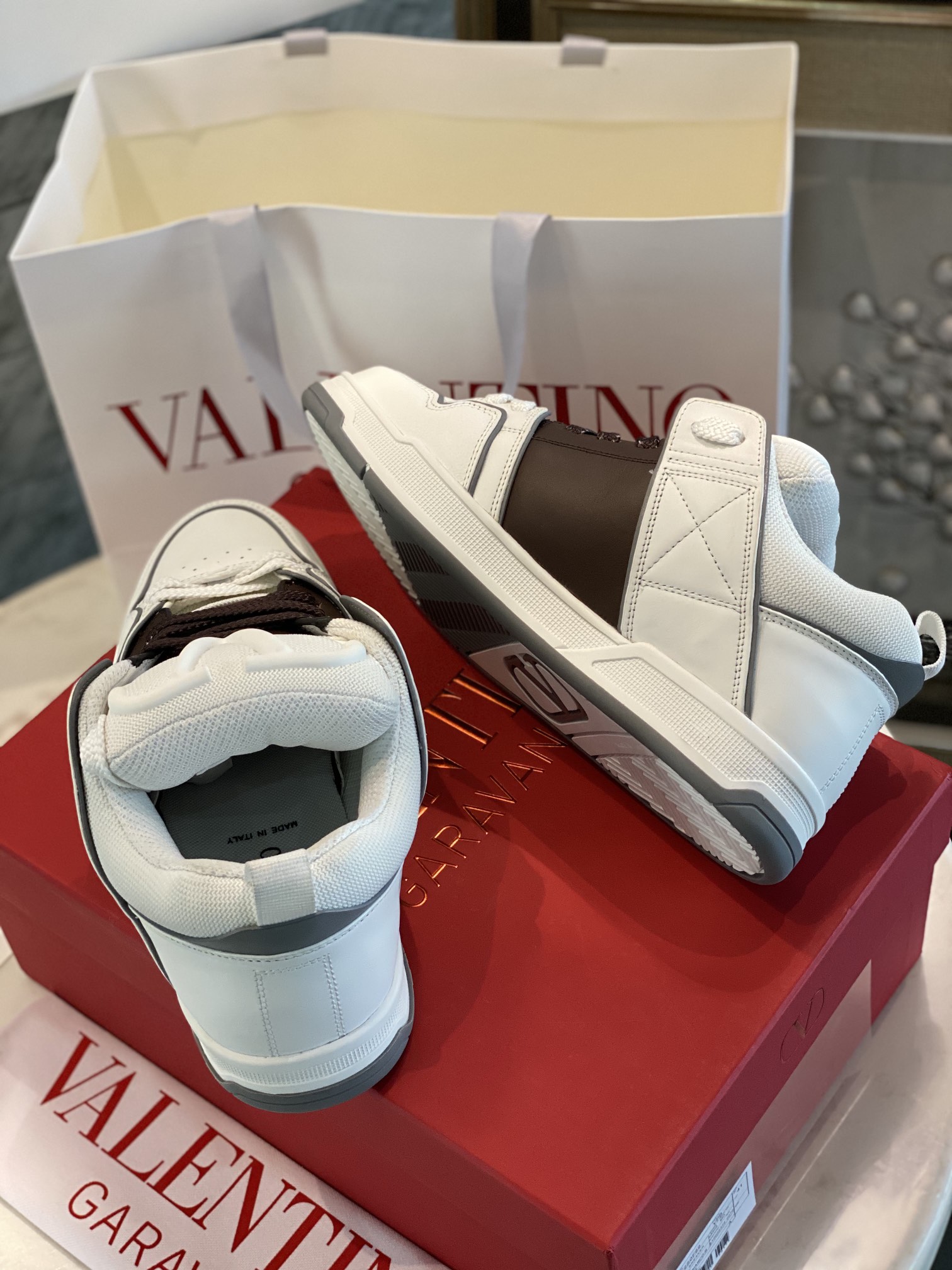 Valentino ONE STUD Calfskin Lace-Up Sneakers