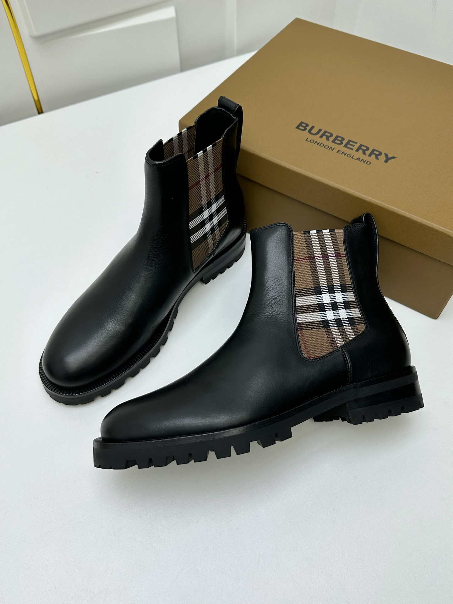 Burberry Chelsea Leather Boots - Motorcycle Style, Fashionable Vintage