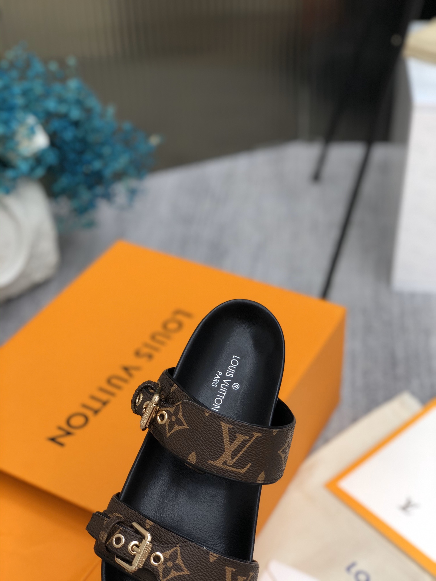 LV Fashionable Classic Versatile Leather Slippers