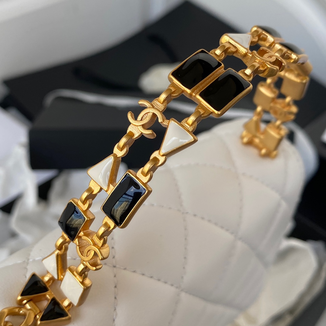 Chanel Elegant Lady's White Leather Handbag