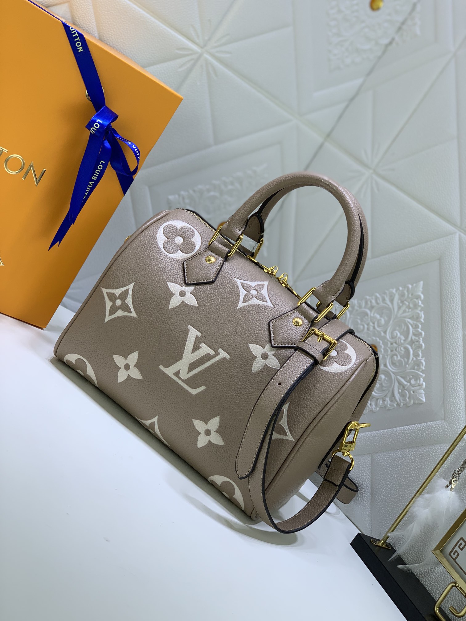 Louis Vuitton Stylish Versatile Leather Crossbody/Shoulder Bag