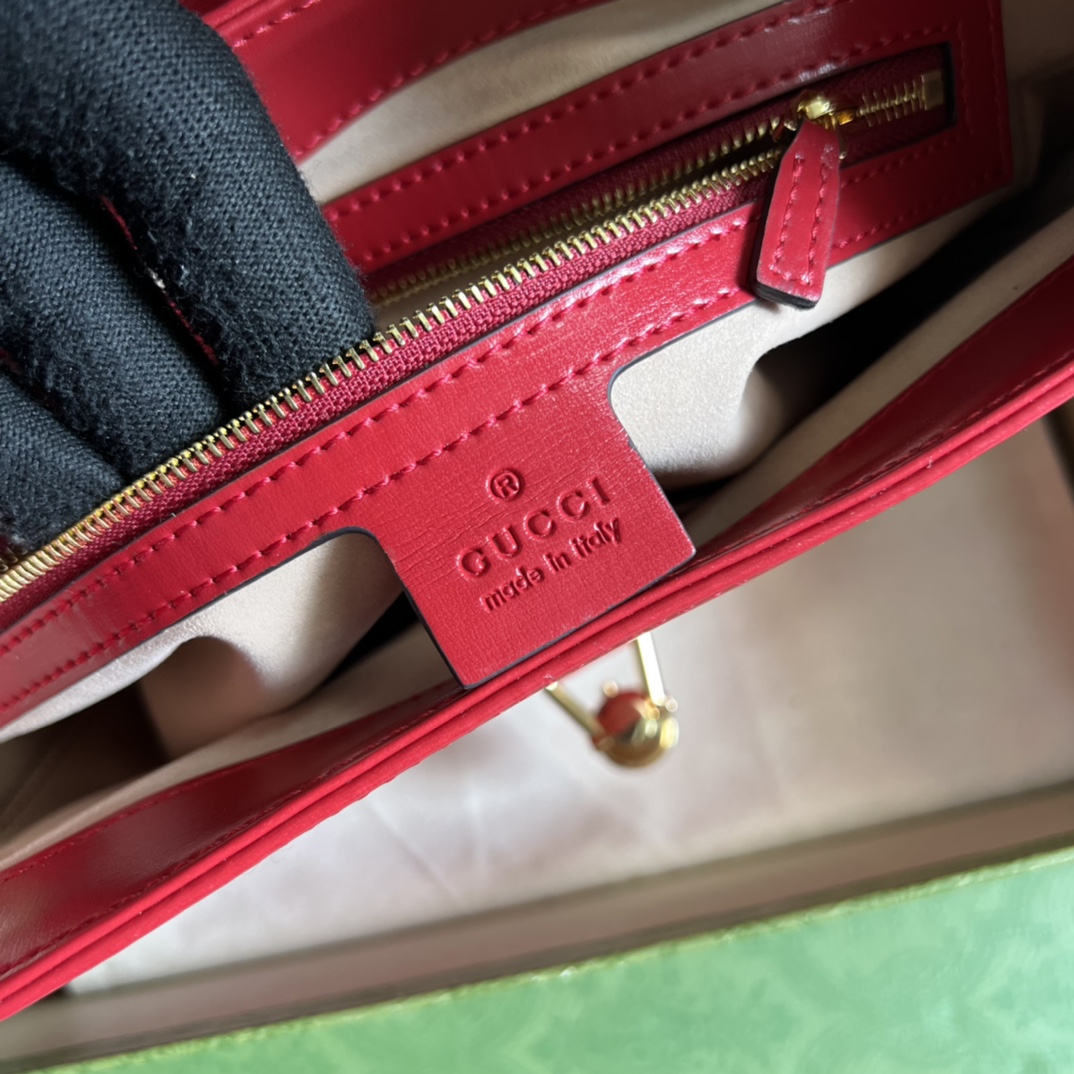 Gucci Classic Vintage Leather Underarm Handbag with Modern Touch