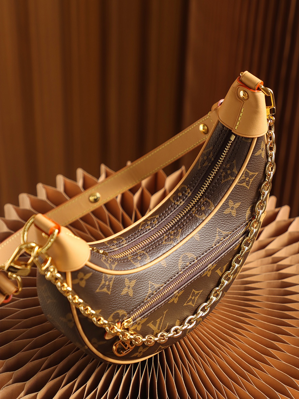 Louis Vuitton Classic Chain Underarm Bag