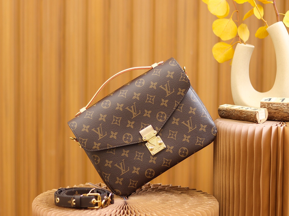 Louis Vuitton Classic Vintage-Inspired Crossbody/Shoulder Bag