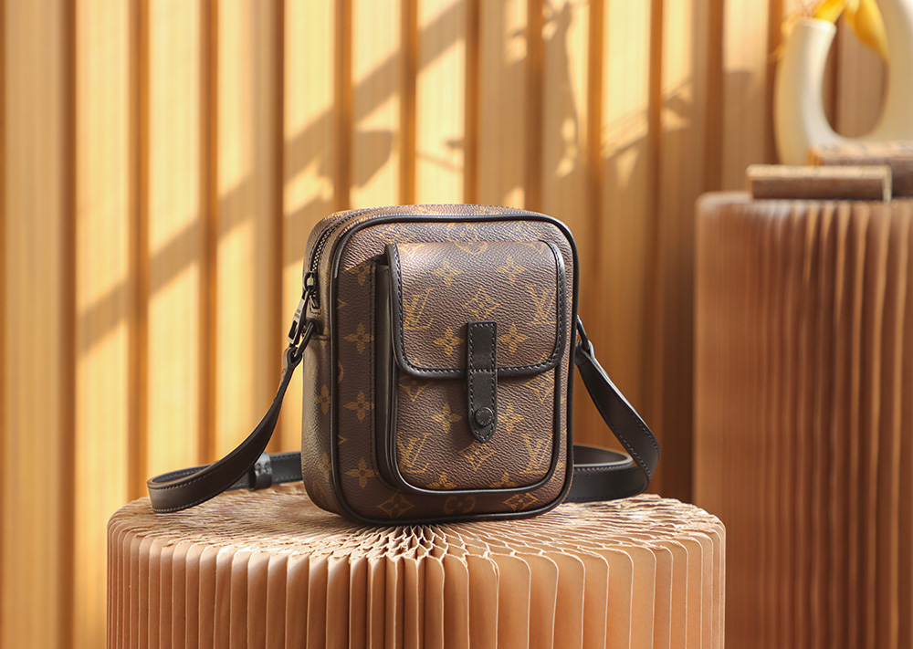 Louis Vuitton Classic Vintage-Style Square Leather Crossbody/Shoulder Bag