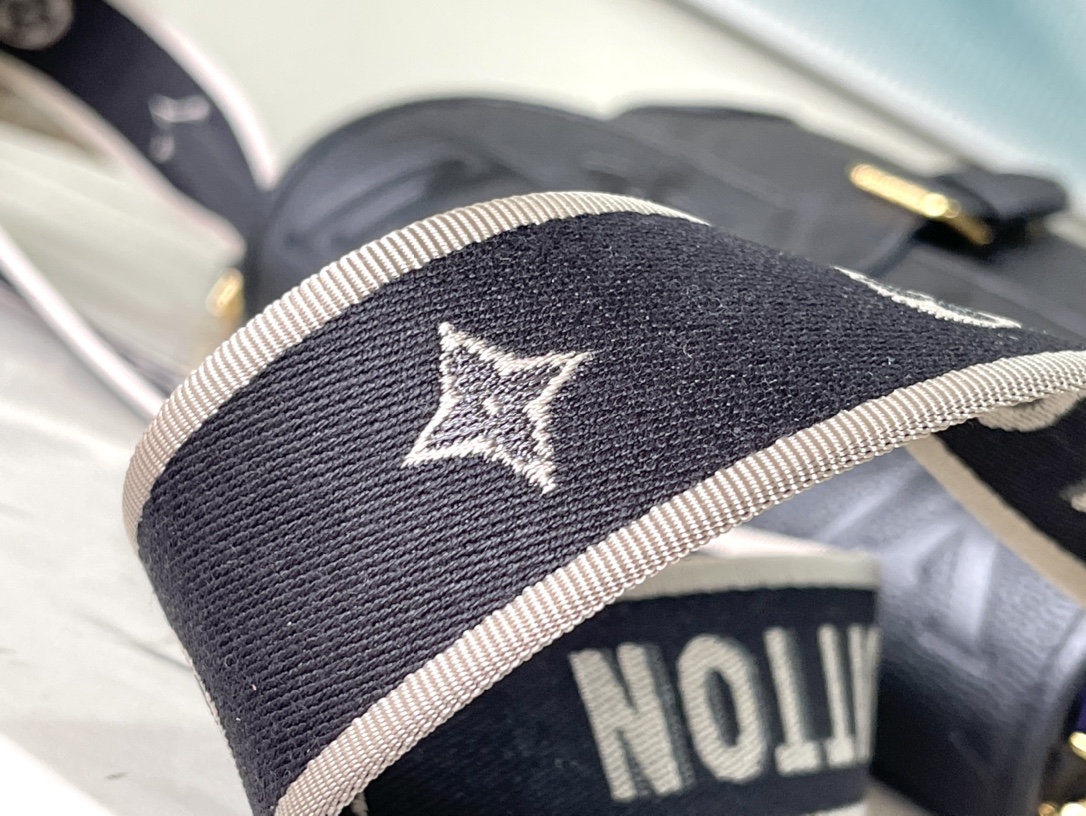 Louis Vuitton Stylish Versatile Leather Crossbody/Shoulder Bag