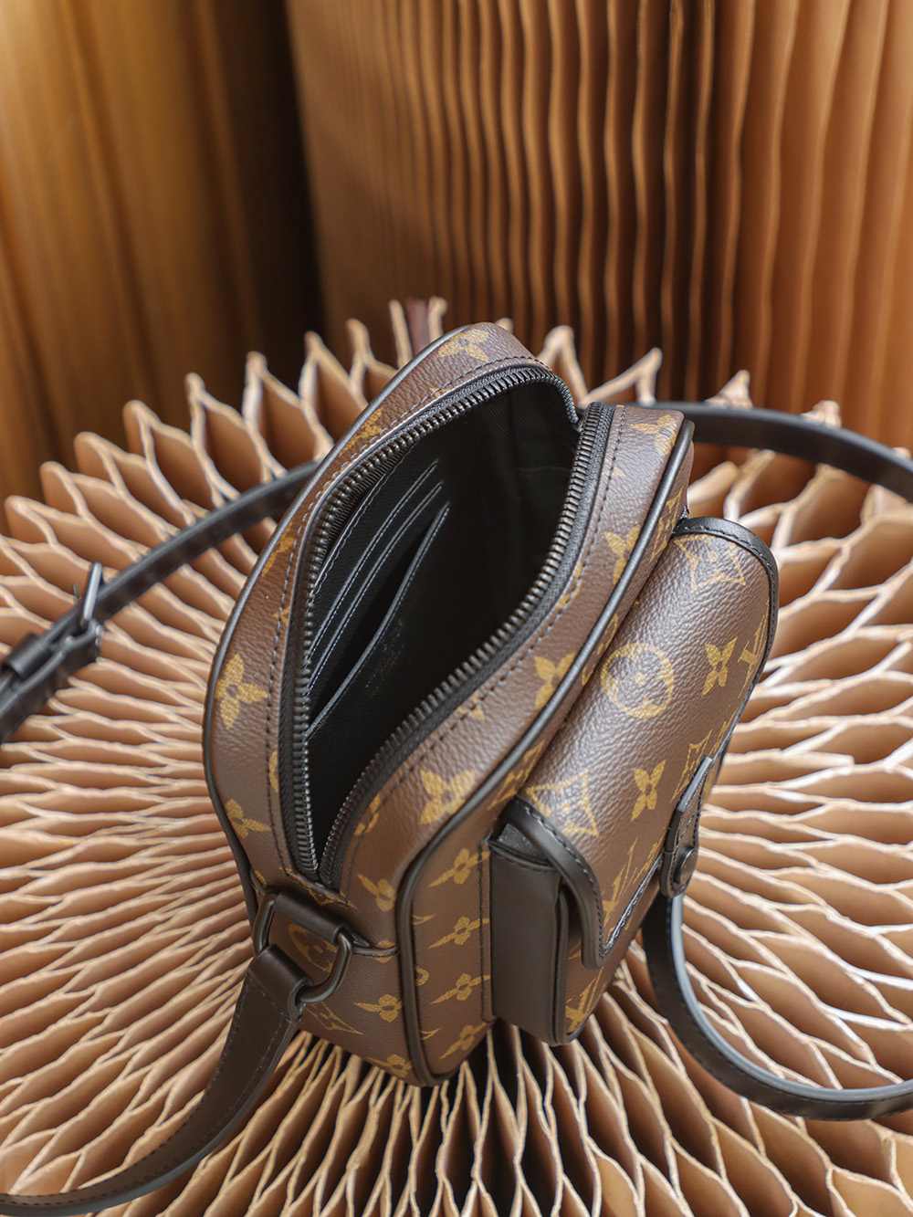 Louis Vuitton Classic Vintage-Style Square Leather Crossbody/Shoulder Bag