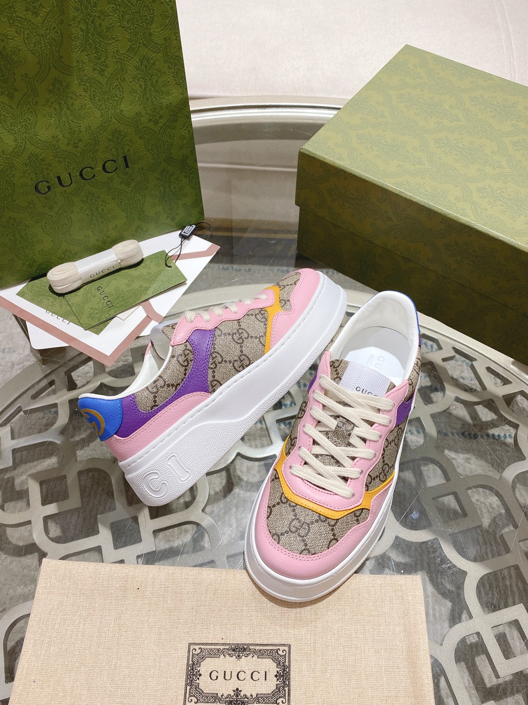 Gucci Vintage-Inspired Leather Sneakers/Flat Shoes