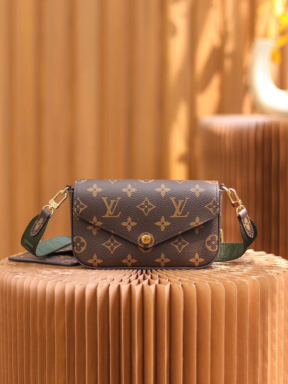 Louis Vuitton Classic Vintage-Inspired Crossbody/Shoulder Bag