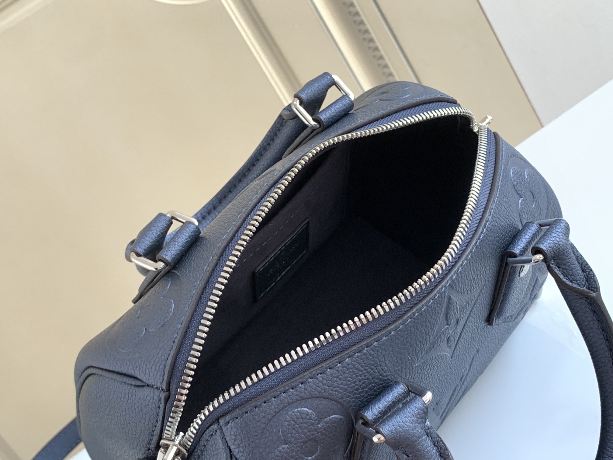 Louis Vuitton Stylish Versatile Leather Crossbody/Shoulder Bag