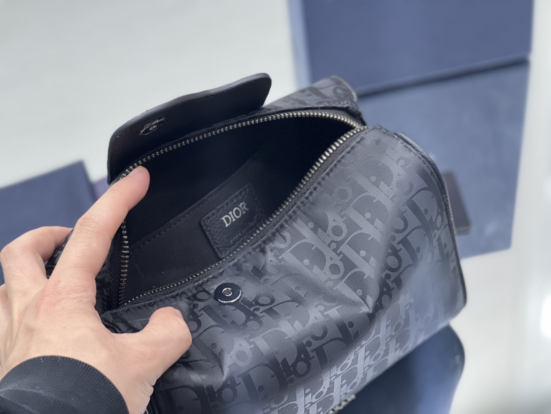 DIOR Lingot Toiletry Bag