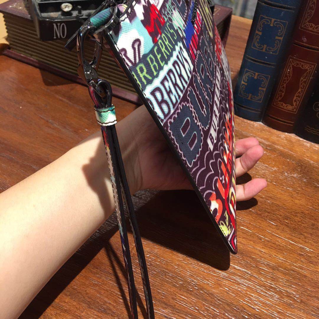 Burberry Classic and Popular Handheld Bag