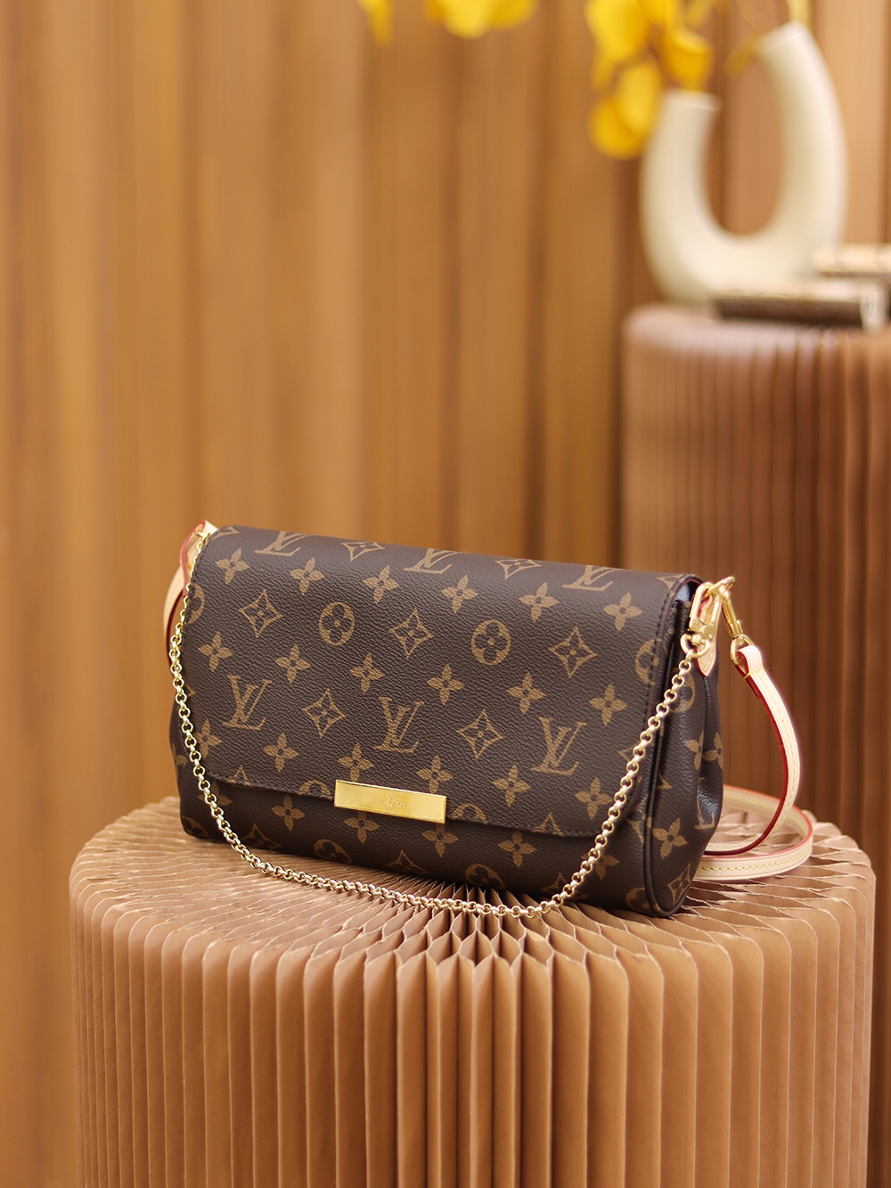 Louis Vuitton Classic Vintage-Inspired Crossbody/Shoulder Bag