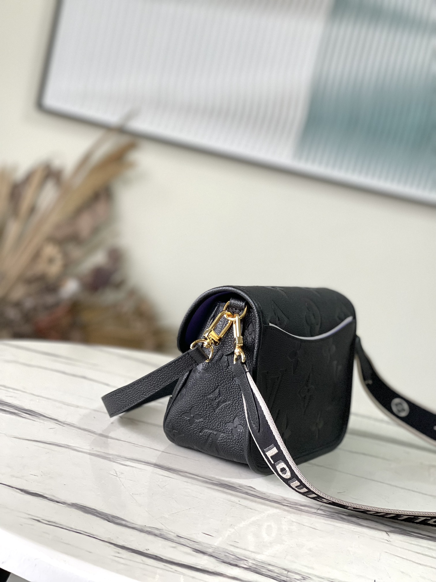 Louis Vuitton Stylish Versatile Leather Crossbody/Shoulder Bag