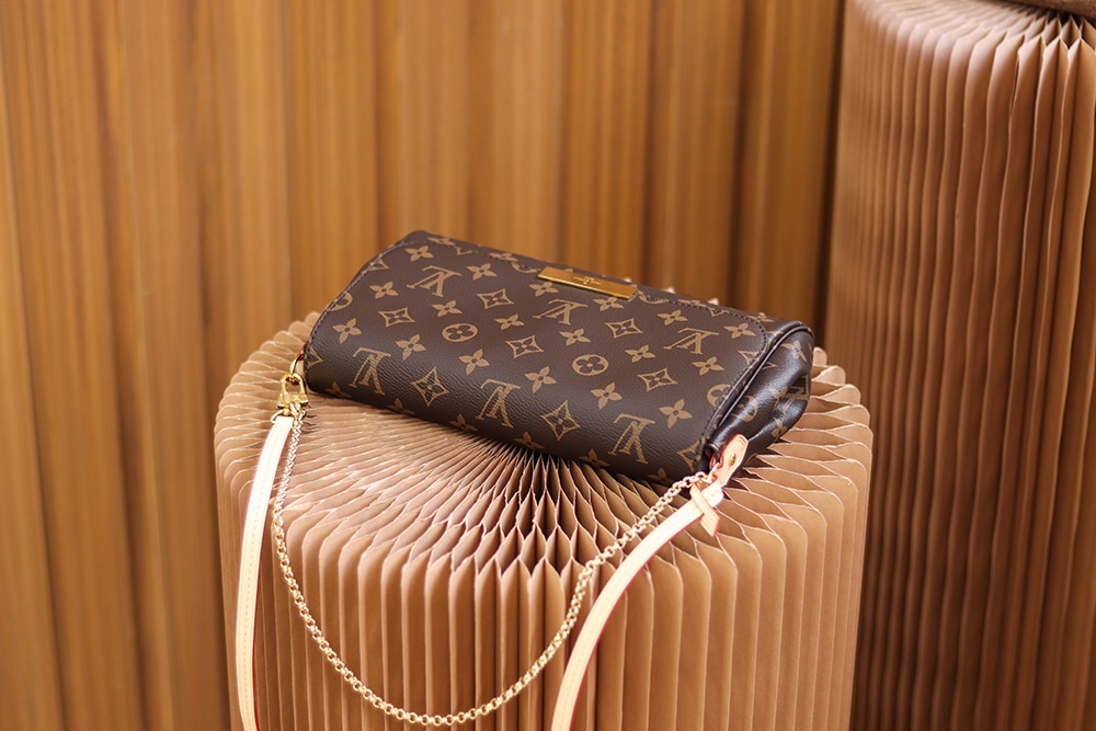 Louis Vuitton Classic Vintage-Inspired Crossbody/Shoulder Bag