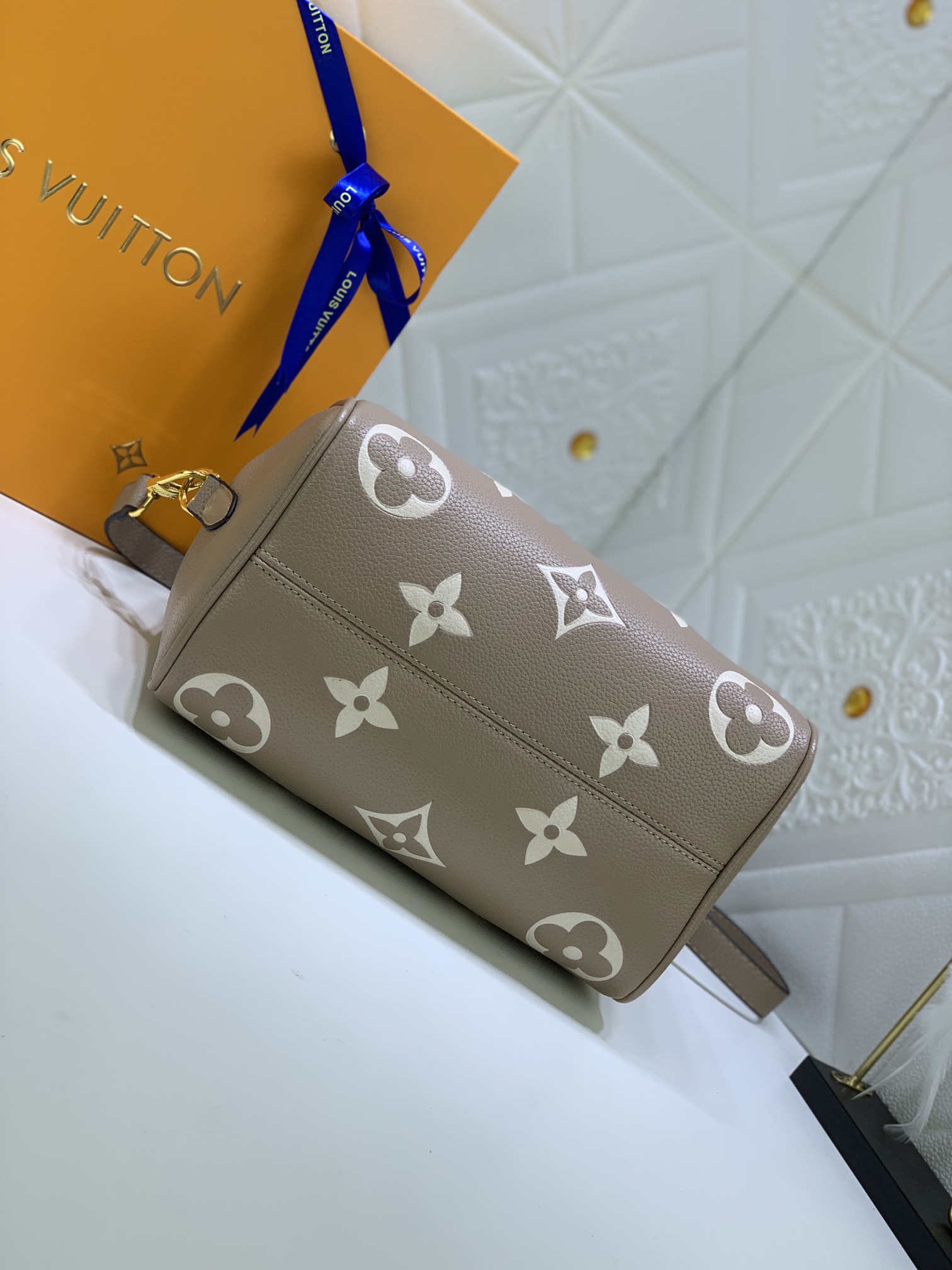 Louis Vuitton Stylish Versatile Leather Crossbody/Shoulder Bag