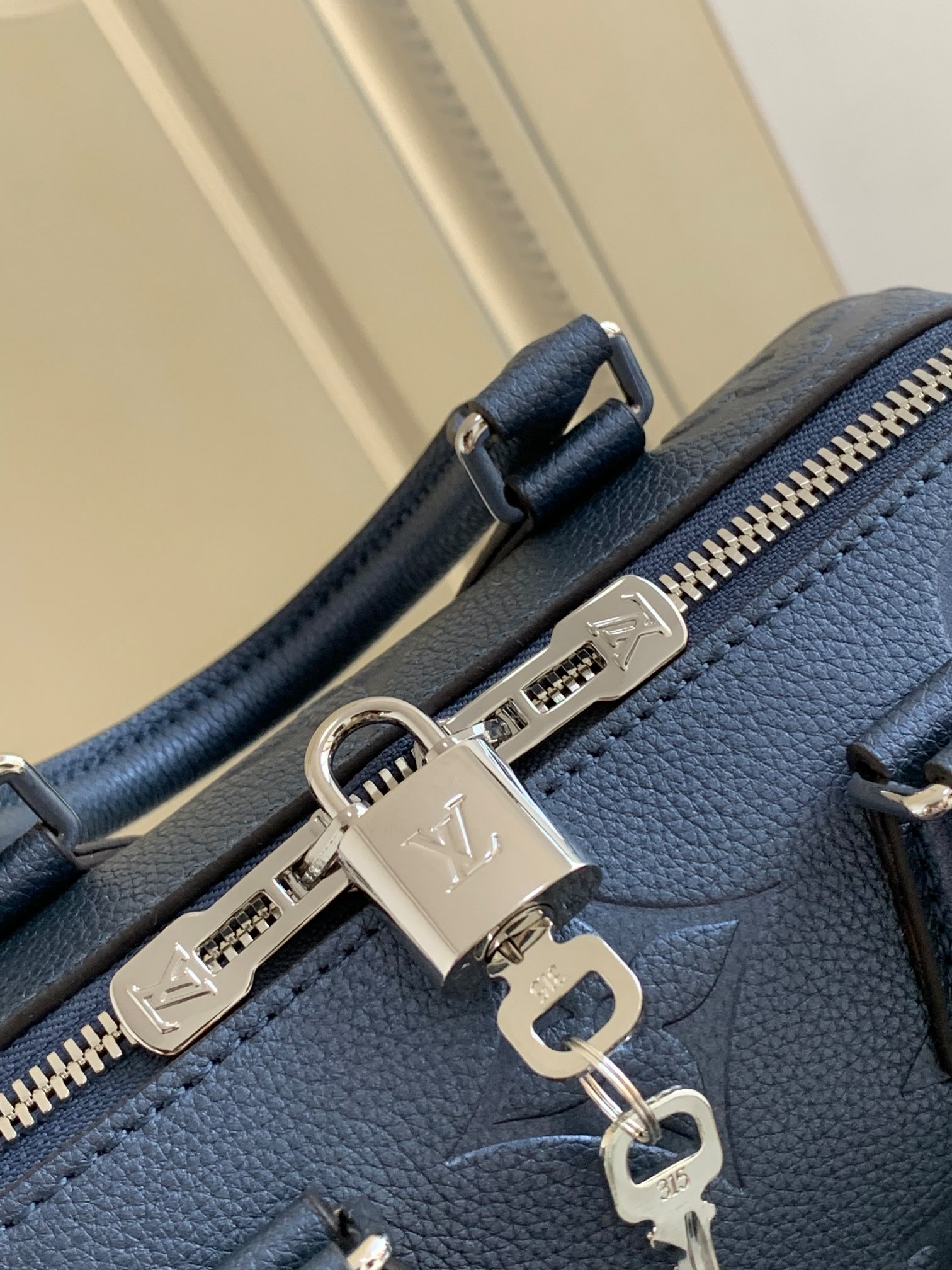 Louis Vuitton Stylish Versatile Leather Crossbody/Shoulder Bag