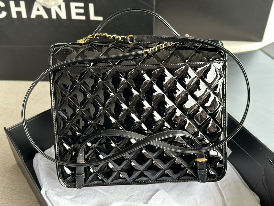 Chanel Large Caviar Leather Messenger Bag
