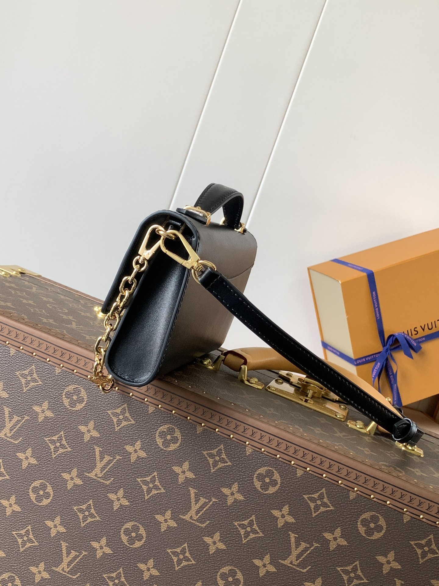 LV Capucines Chain Handbag