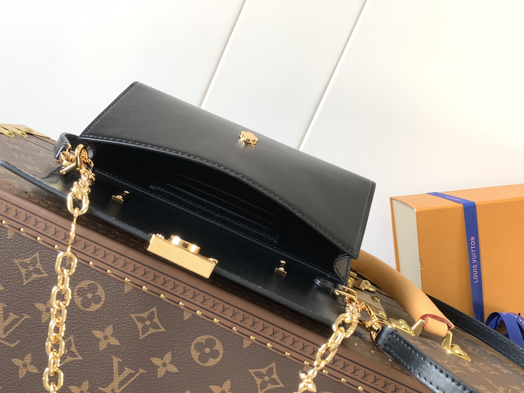 LV Capucines Chain Handbag