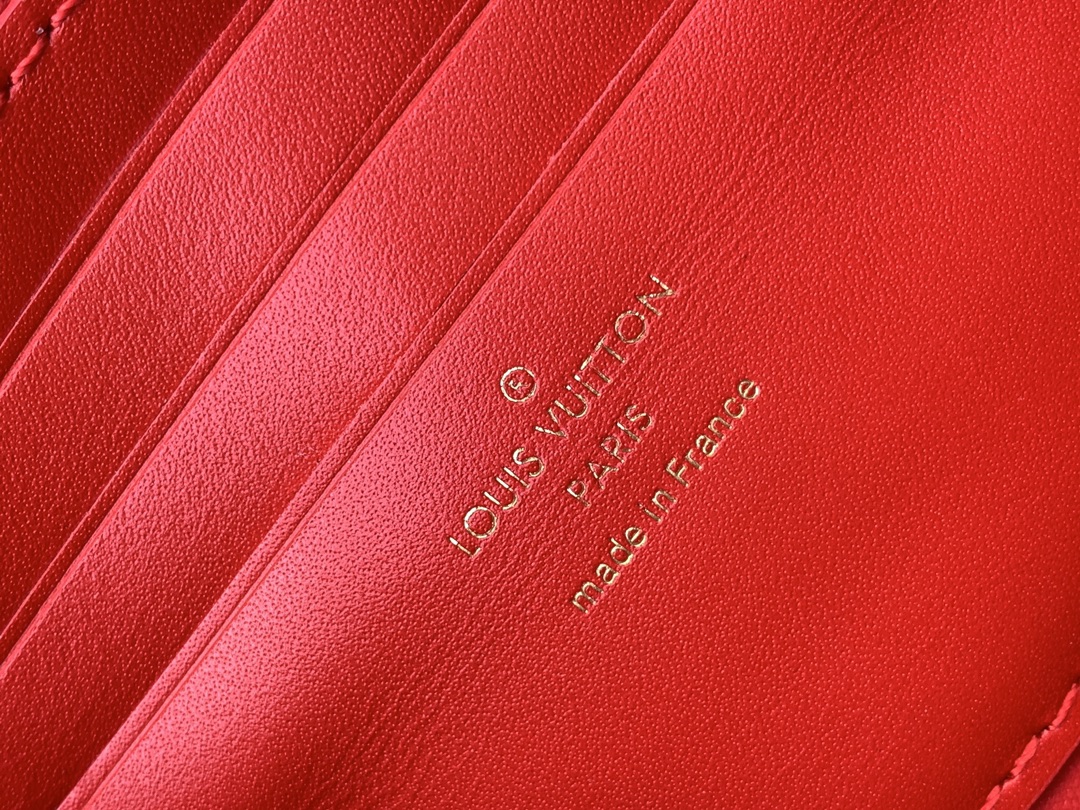 LV Capucines Chain Handbag