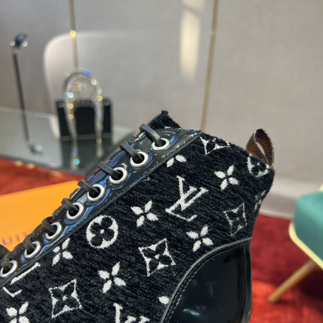 LV Star Trail Leather Ankle Boots