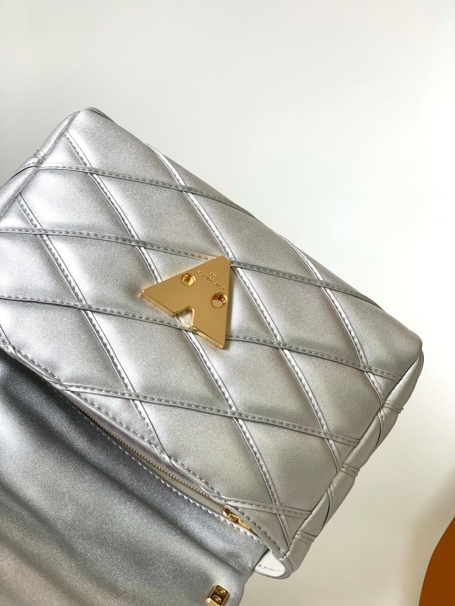 Louis Vuitton Checkerboard Cowhide Chain Bag