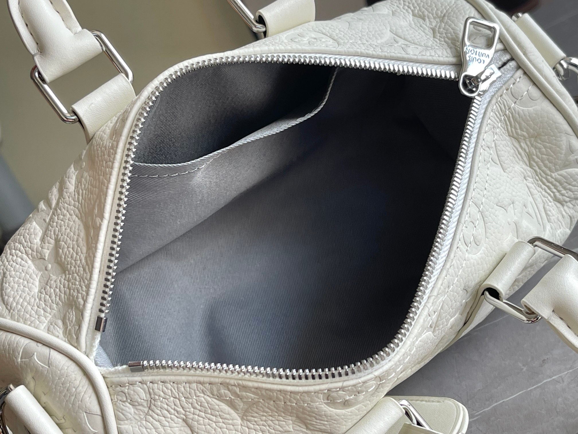 Louis Vuitton Keepall Bandoulière 25 Handbag