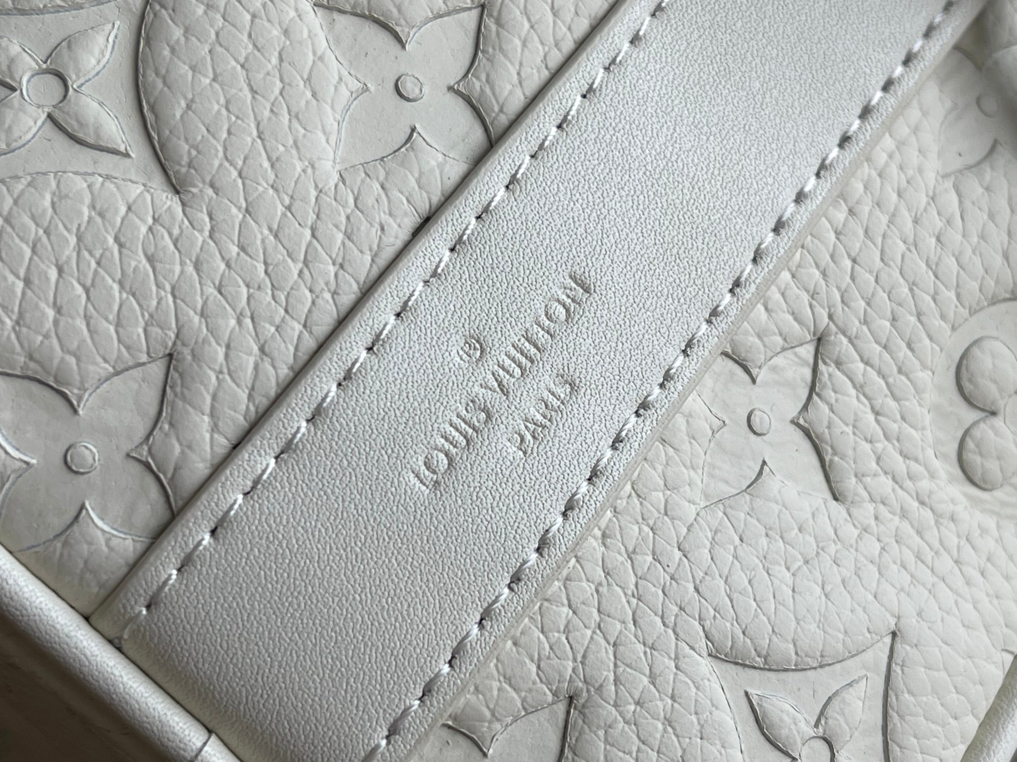 Louis Vuitton Keepall Bandoulière 25 Handbag