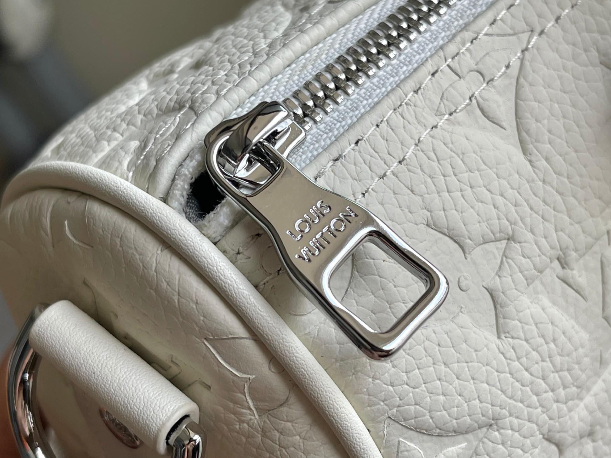 Louis Vuitton Keepall Bandoulière 25 Handbag