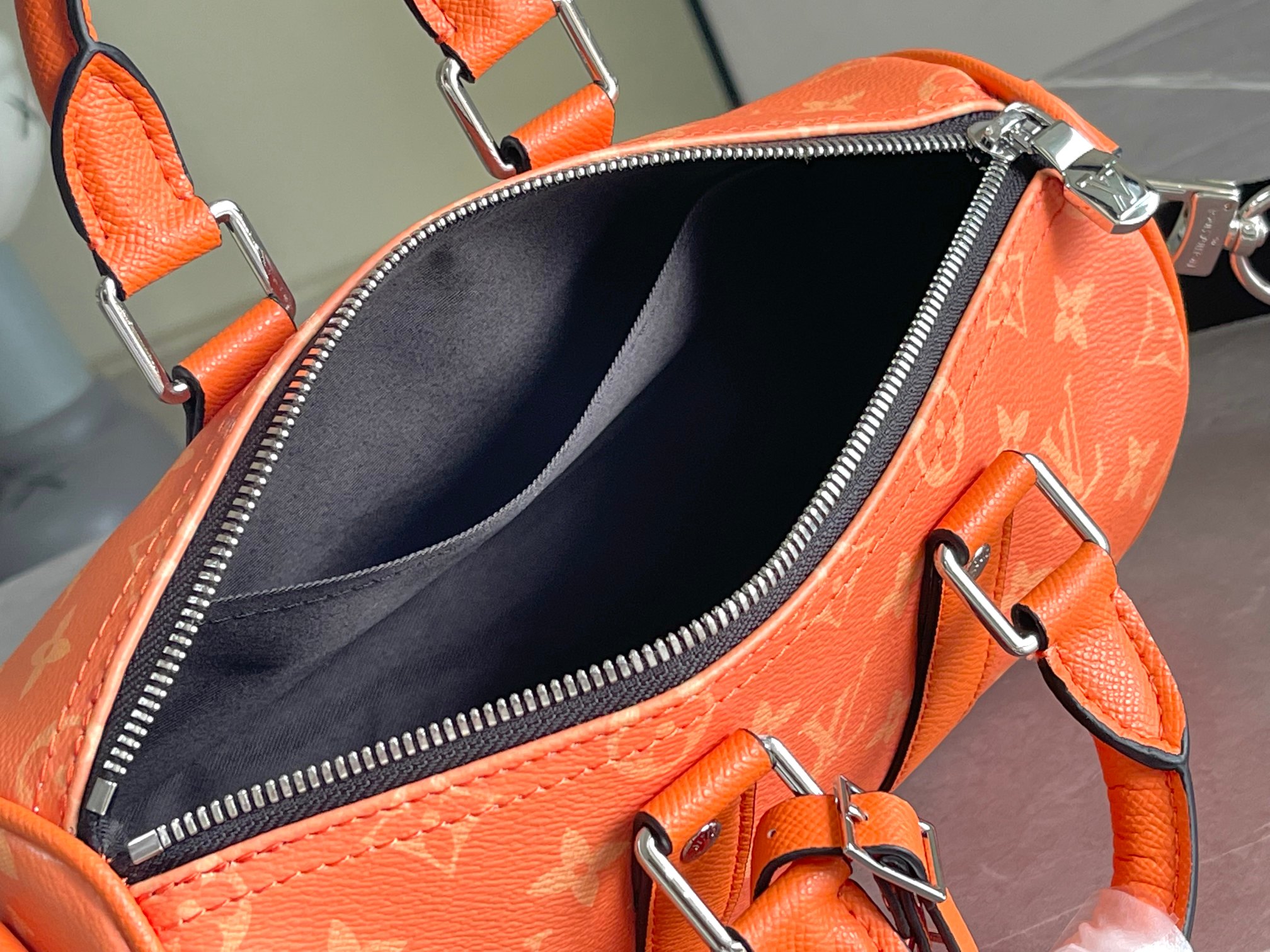 Louis Vuitton Keepall Bandoulière 25 Handbag