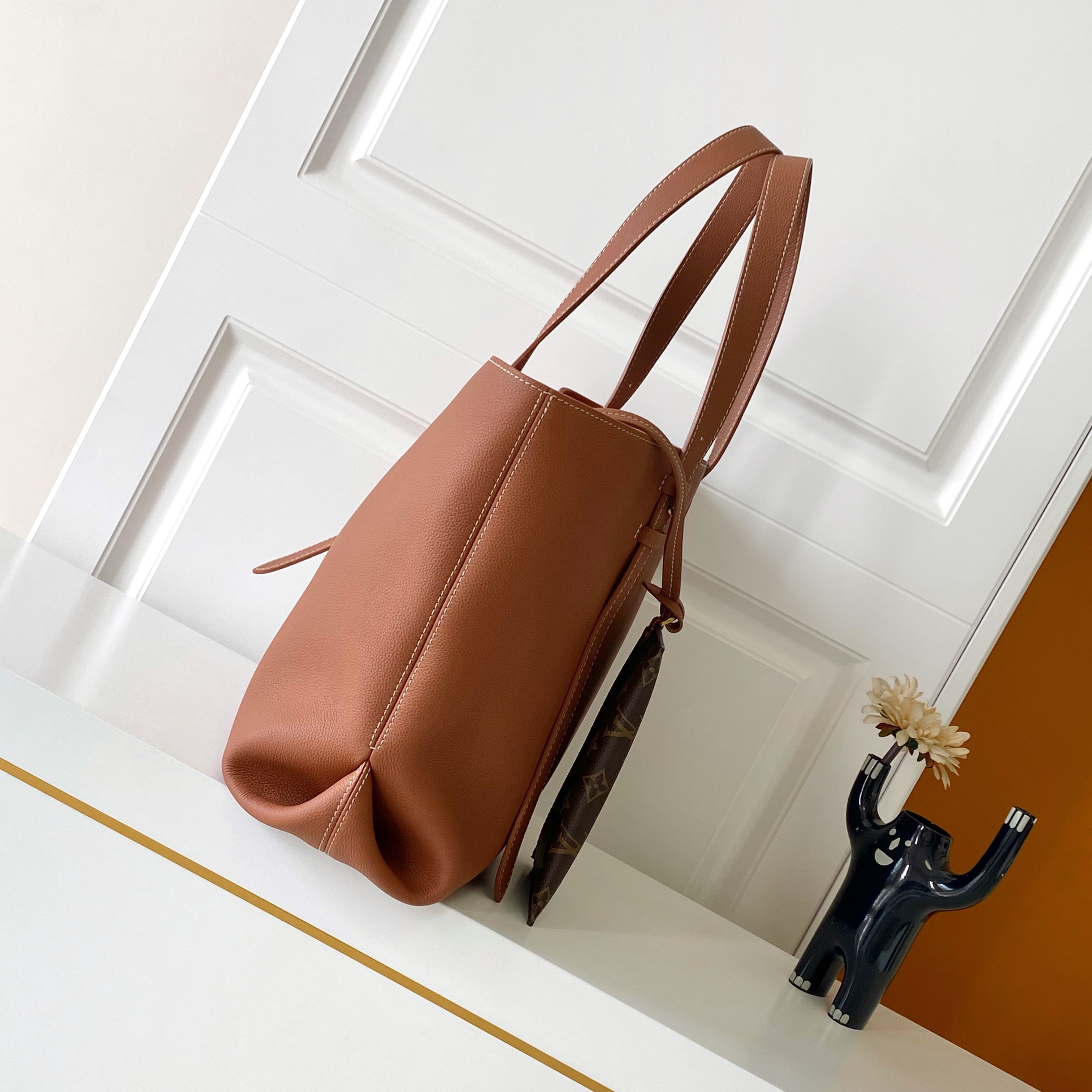 Low Key Cabas Medium Handbag