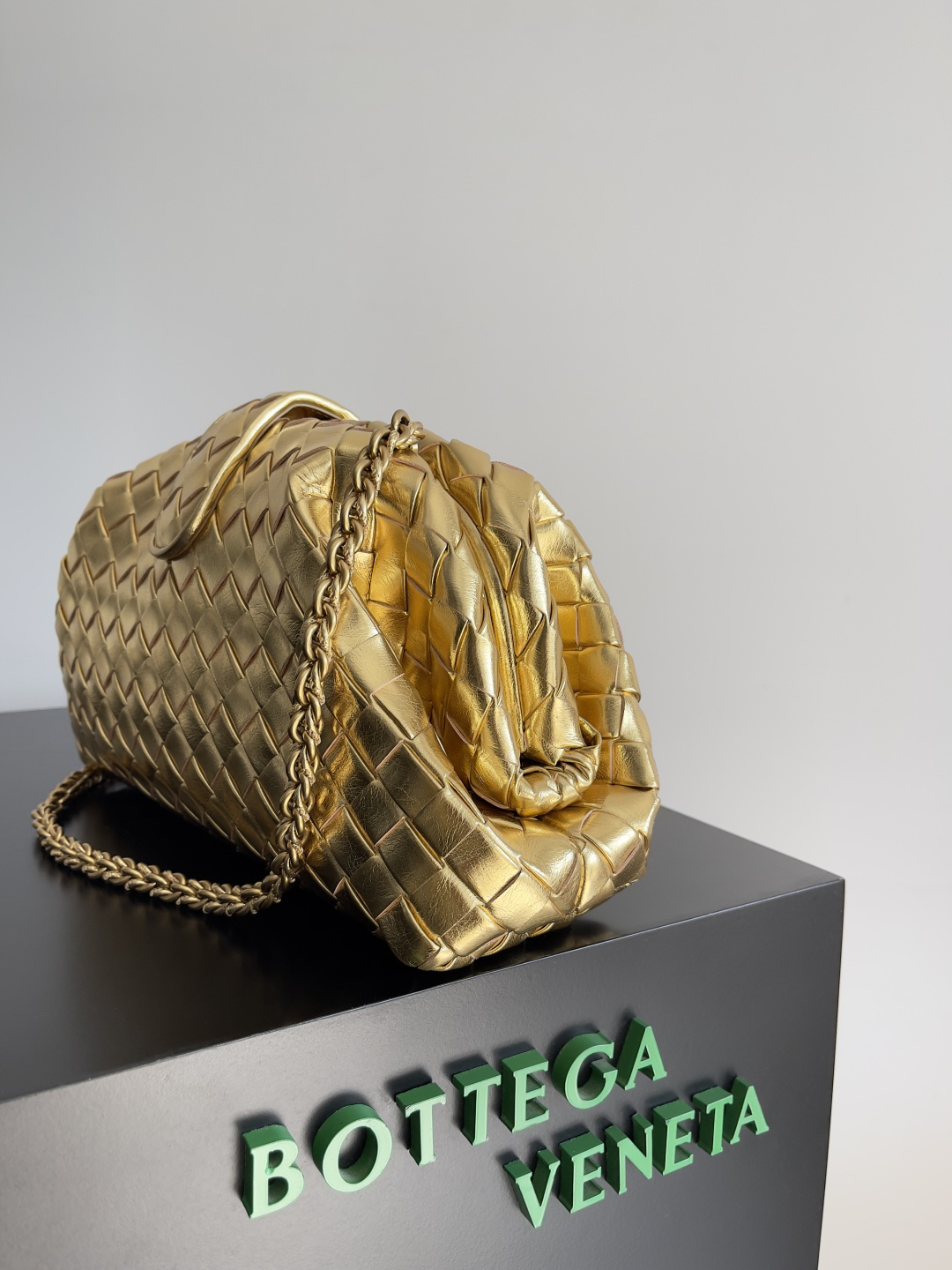 Bottega Veneta Lauren Clutch Chain Handbag
