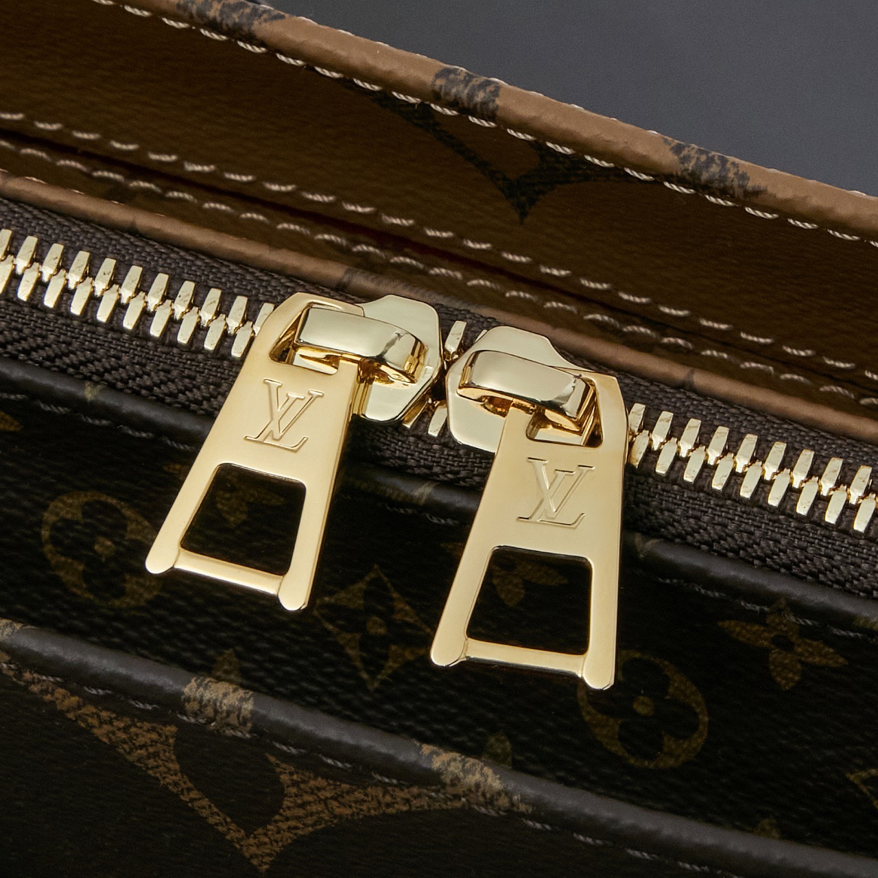 Louis Vuitton ONTHEGO EAST WEST Handbag