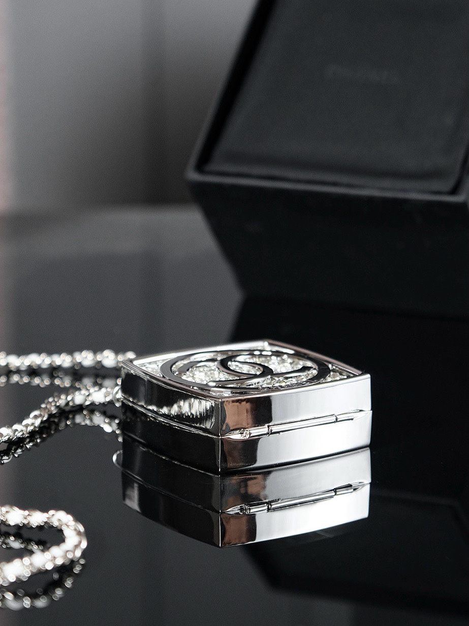 Chanel 25A Luxury Compact Powder Case