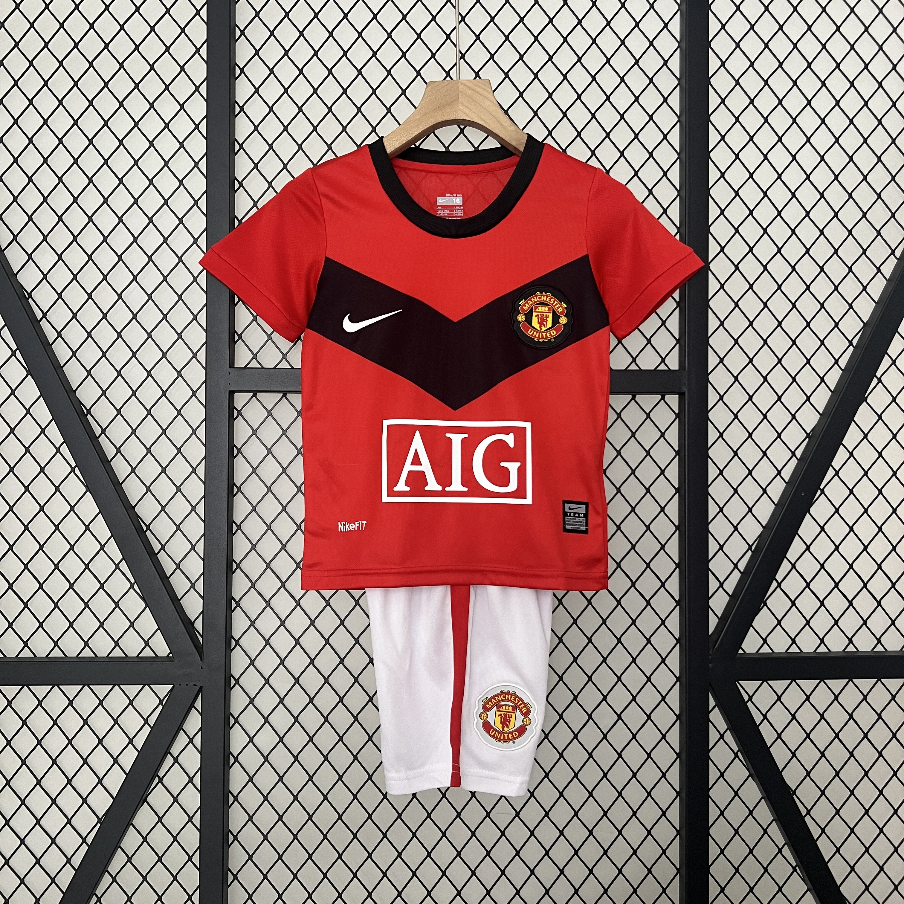 Manchester United Retro 2009-10 Home Stadium Kids Kit - UnitedFutballJersey