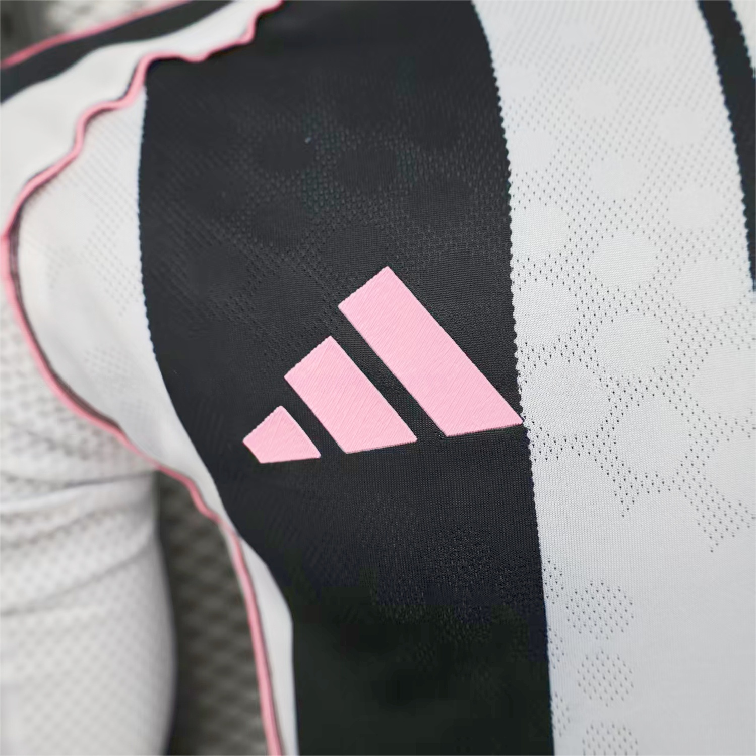 Juventus 25-26 Home Long Sleeves Jersey With Chest Sponsor - Player Version - UnitedFutballJersey