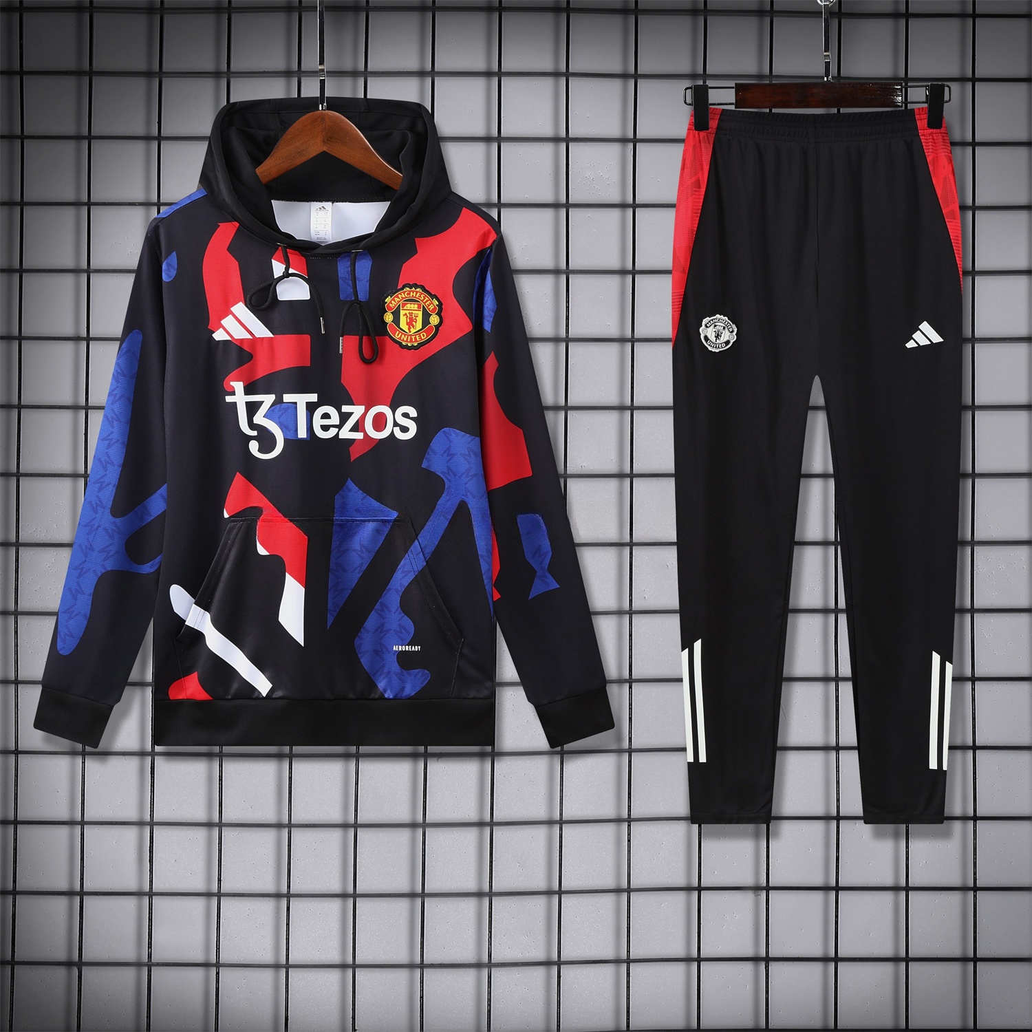 Manchester United 24-25 Pre-Match Traning Hoodie Set - Black Top and Pants - UnitedFutballJersey