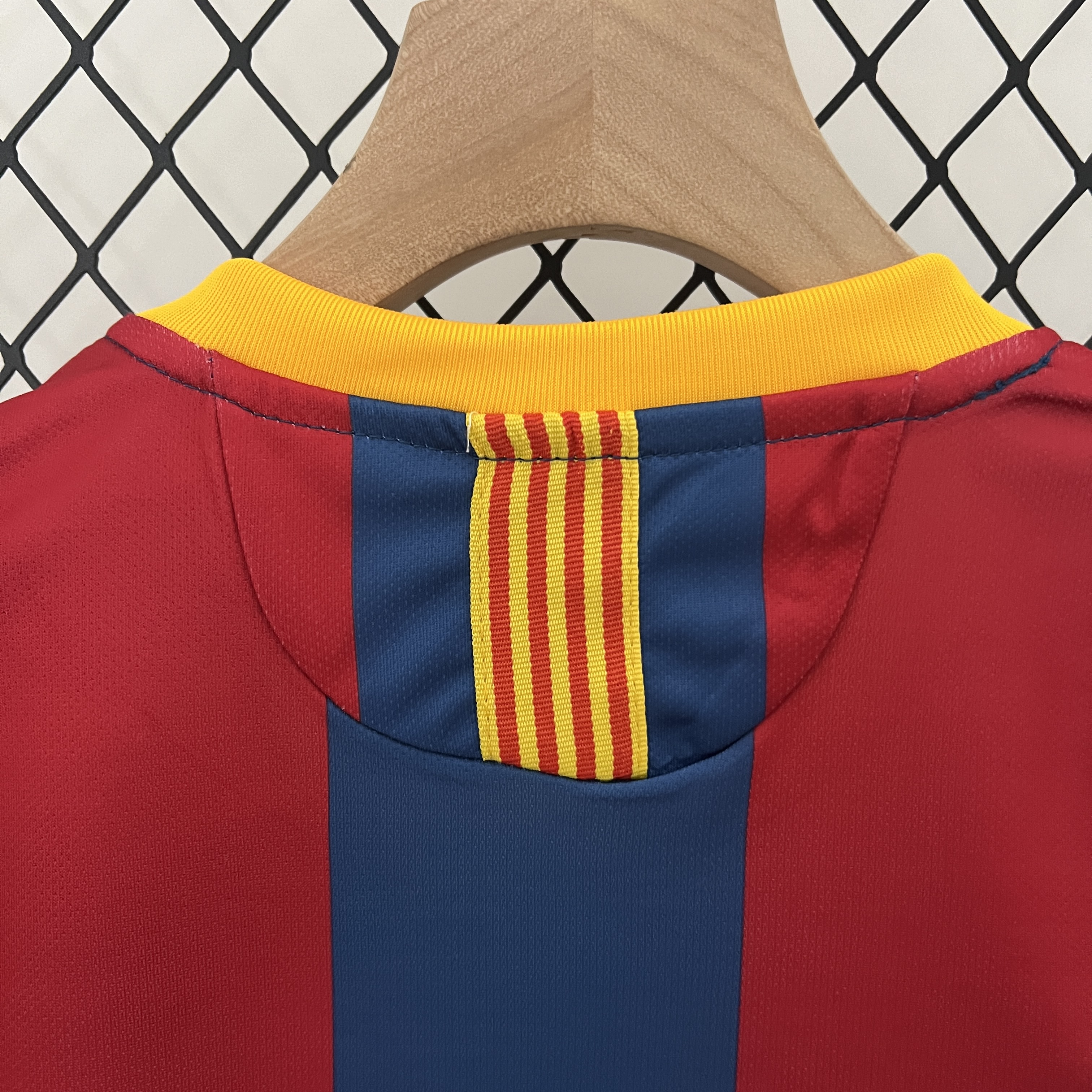 Retro Barcelona 2010-11 Home Stadium Kids Kit - UnitedFutballJersey