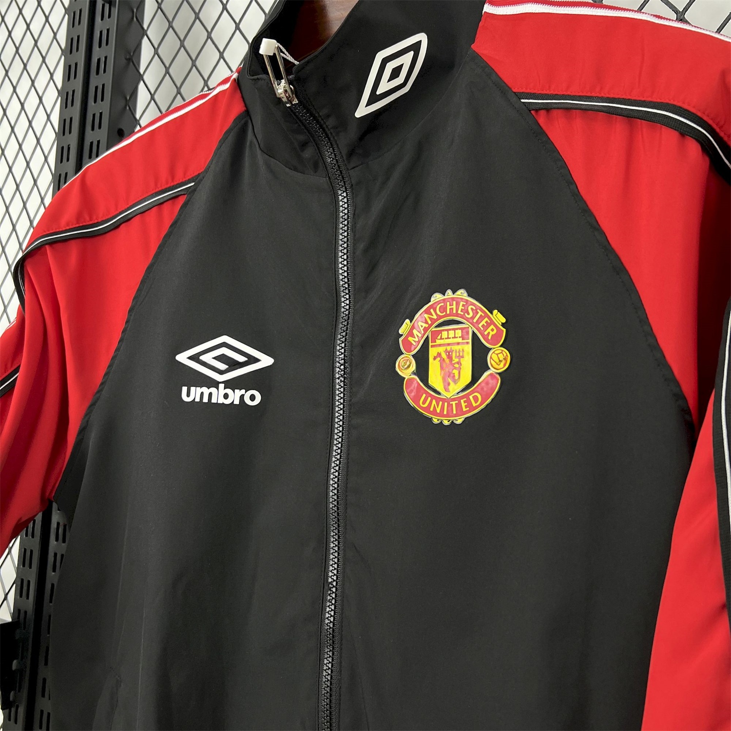 Manchester United Retro 1998-99 Throwback Windbreaker Jacket - Black and Red - UnitedFutballJersey