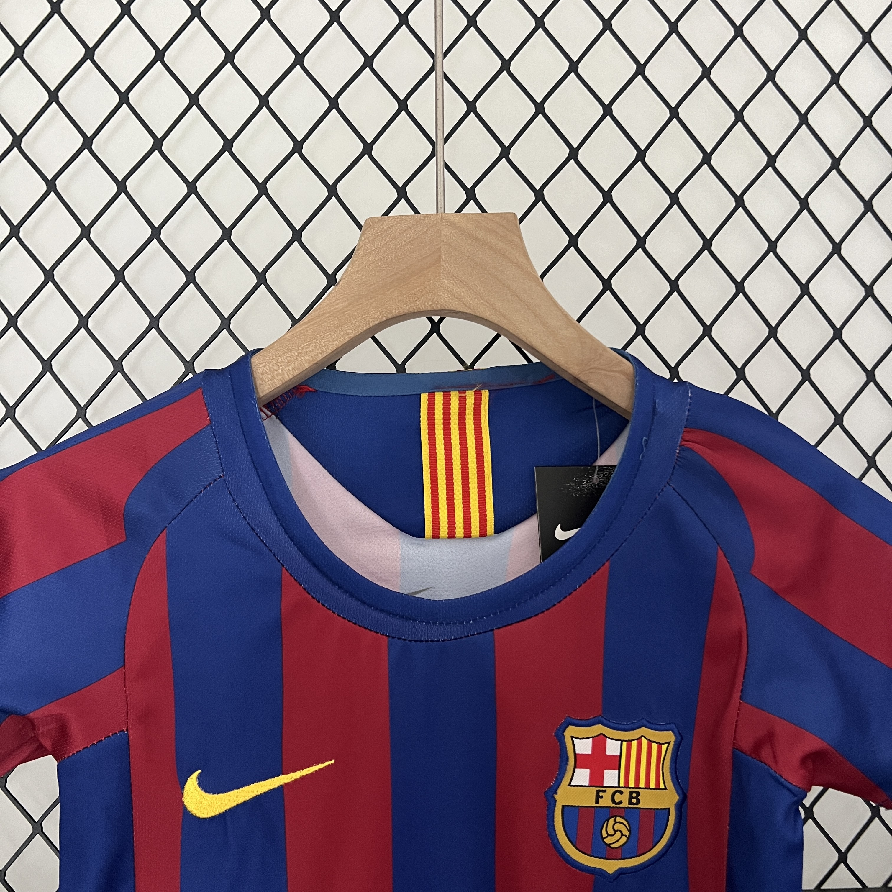 Retro Barcelona 2005-06 Home Stadium Kids Kit - UnitedFutballJersey