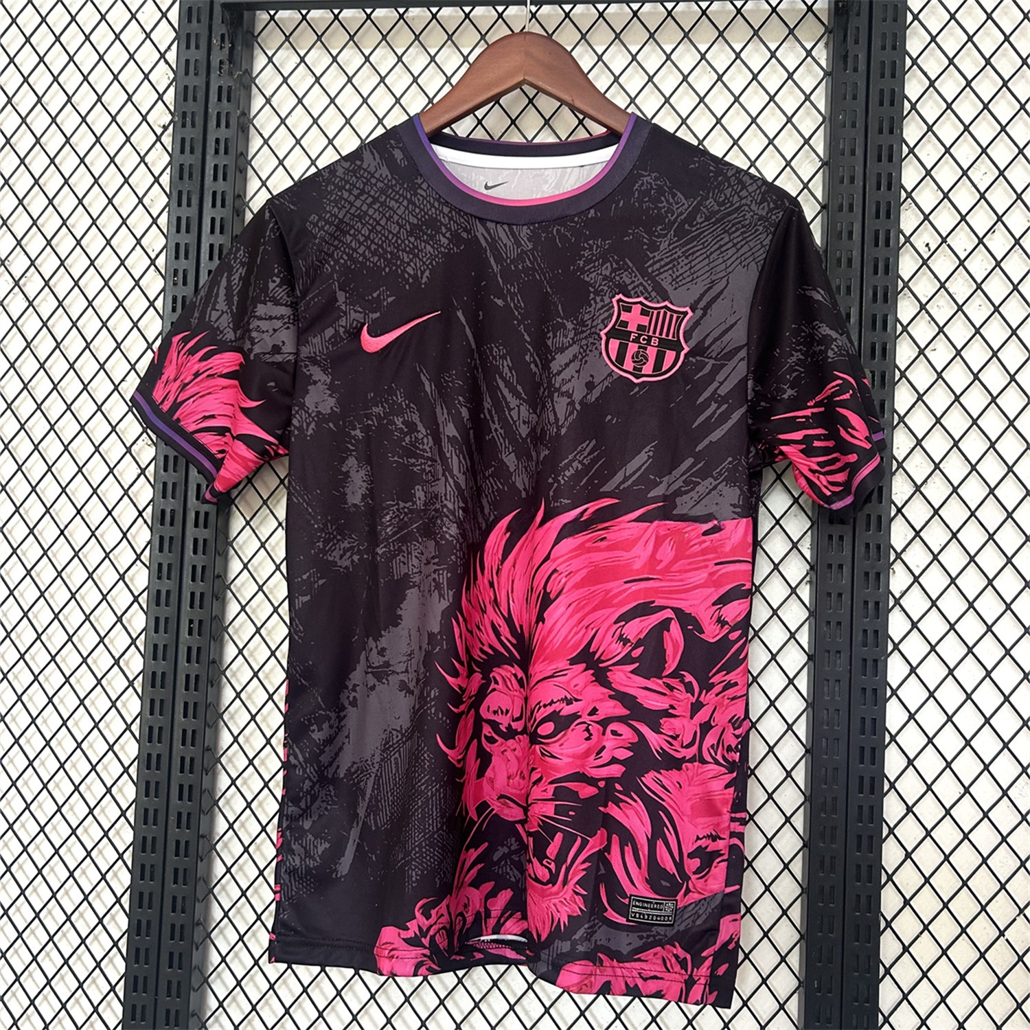 Barcelona 25-26 Pink Lion Black Jersey - Fans Version - UnitedFutballJersey