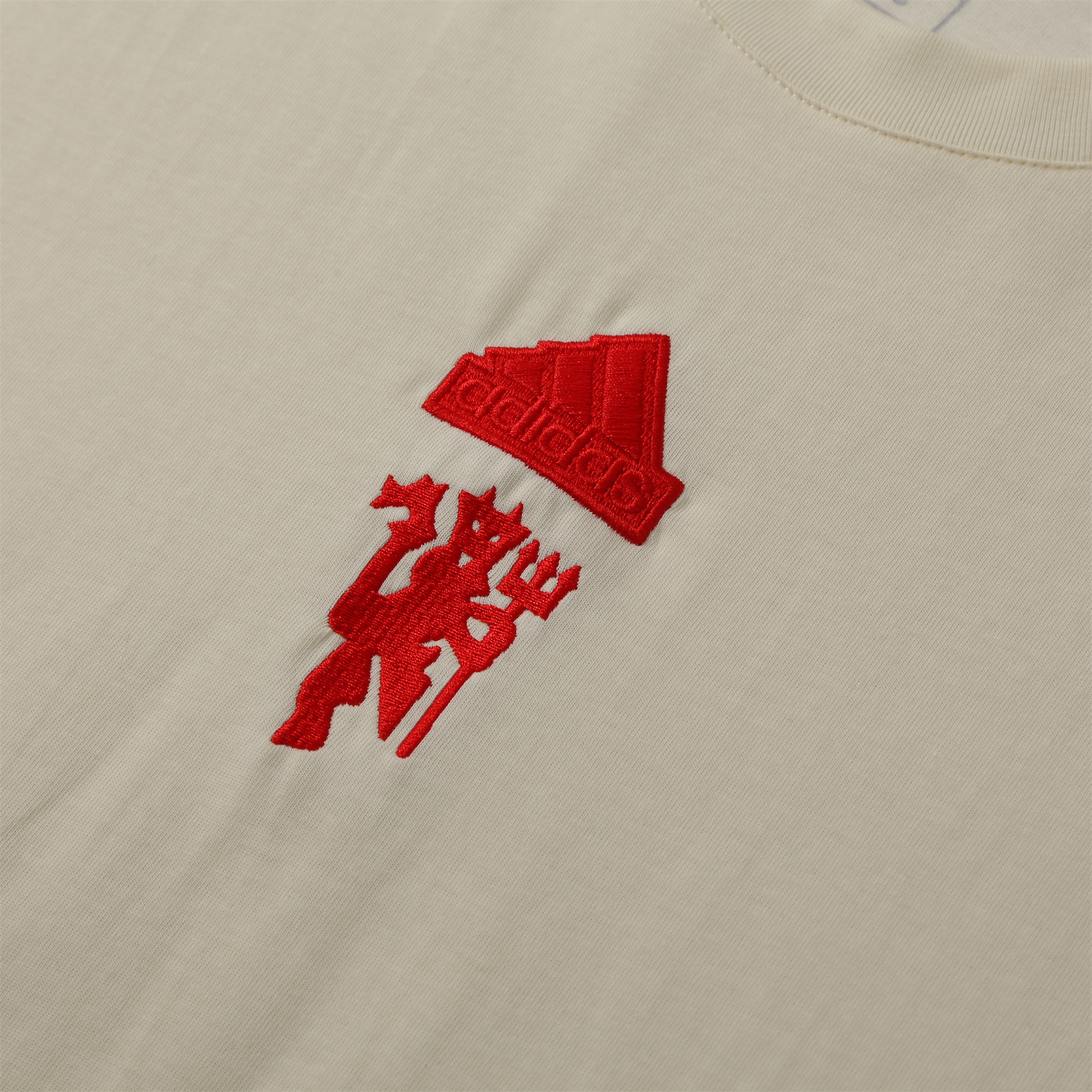 Manchester United 24-25 Short-Sleeve Training Set - Milky White Top & Red Shorts - UnitedFutballJersey