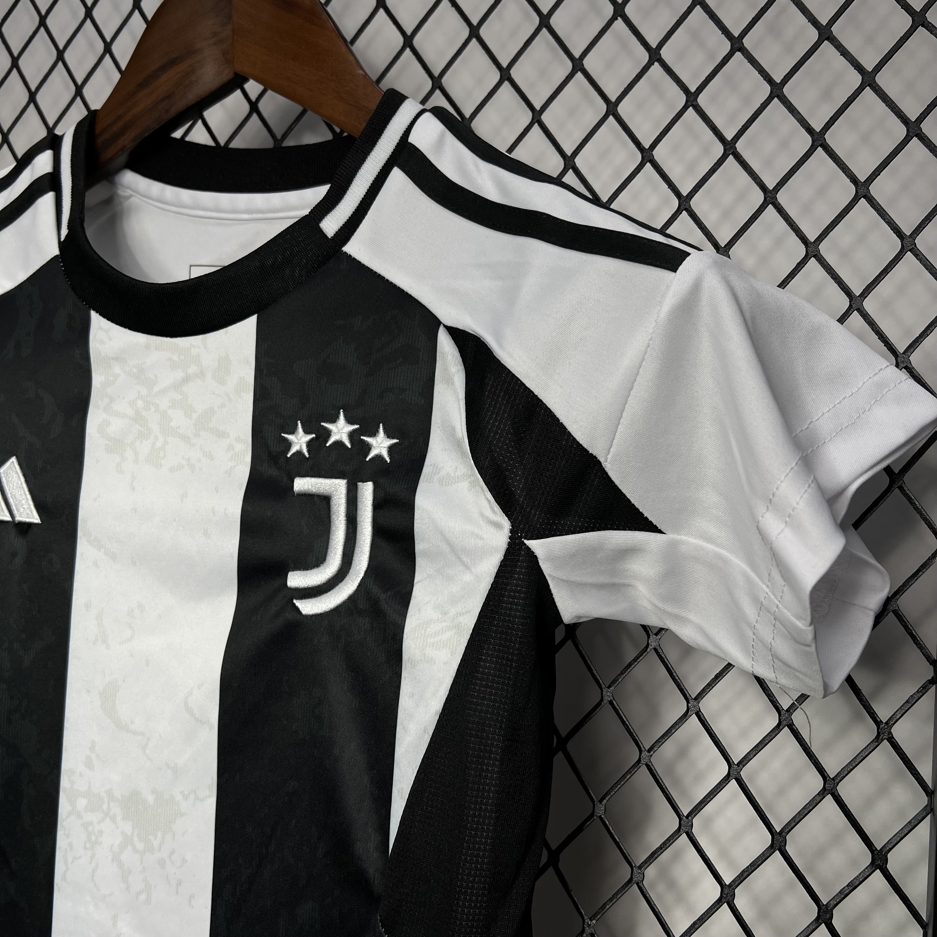 Juventus 24-25 Home Stadium Kids Kit - UnitedFutballJersey